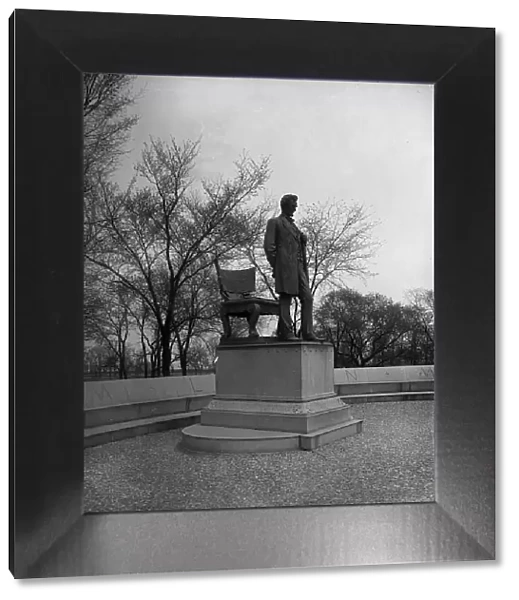 Lincoln statue, [Lincoln Park, Chicago, Ill.], between 1900 and 1905. Creator: Unknown