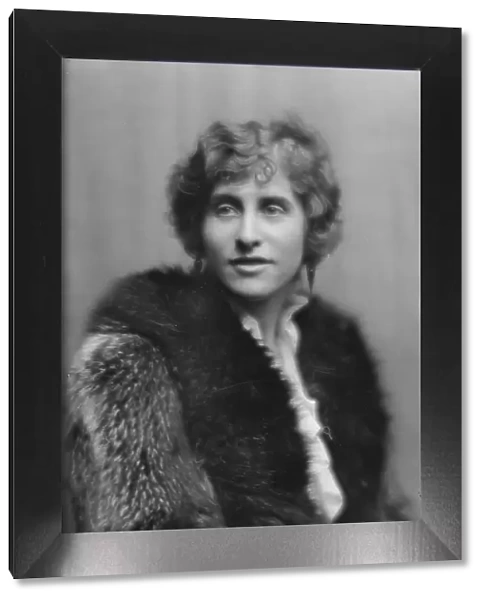 Plimpton, Albert, Mrs. portrait photograph, 1913 Dec. 18. Creator: Arnold Genthe