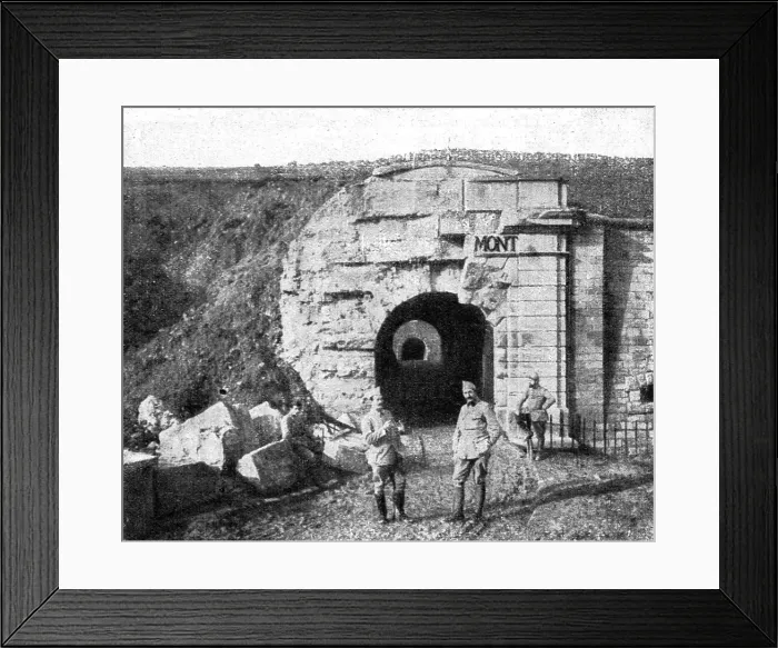 Framed Print : Les combats de Douaumont; Le fosse et l'entrée principale du fort de Douaumont au debut... 1916. Creator: Unknown Framed Print : Les combats de Douaumont; Le fosse et l'entrée principale du fort de Douaumont au debut... 1916. Creator: Unknown