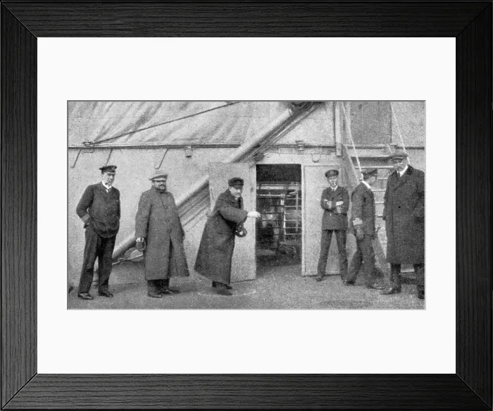 Framed Print : France et Russie; Dans la mer du Nord. MM. Viviani et Albert Thomas, a bord du Roxburgh'... c1916 Creator: Unknown. France et Russie; Dans la mer du Nord. MM. Viviani et Albert Thomas, a bord du Roxburgh'... c1916 Creator: Unknown Framed Print : France et Russie; Dans la mer du Nord. MM. Viviani et Albert Thomas, a bord du Roxburgh'... c1916 Creator: Unknown. France et Russie; Dans la mer du Nord. MM. Viviani et Albert Thomas, a bord du Roxburgh'... c1916 Creator: Unknown
