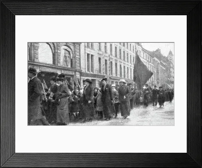 Framed Print : France et Russie; 1er mai a Christiania: Dans les rues de la capitale norvegienne, nos... 1916. Creator: Unknown Framed Print : France et Russie; 1er mai a Christiania: Dans les rues de la capitale norvegienne, nos... 1916. Creator: Unknown