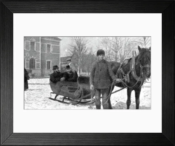 Framed Print : France et Russie; A la gare frontiere de Haparanda: Un traineau va conduire les voyageurs... 1916. Creator: Unknown Framed Print : France et Russie; A la gare frontiere de Haparanda: Un traineau va conduire les voyageurs... 1916. Creator: Unknown