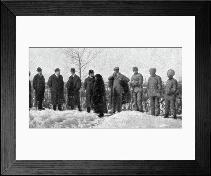 Framed Print : France et Russie; Consigne suedoise: des soldats ont arrete les ministres francais, qui... 1916. Creator: Unknown Framed Print : France et Russie; Consigne suedoise: des soldats ont arrete les ministres francais, qui... 1916. Creator: Unknown