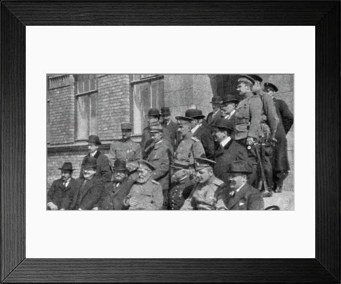Framed Print : France et Russie; Aux usines Poutilof: M. Albert Thomas est assis au premier rang... 1916. Creator: Unknown Framed Print : France et Russie; Aux usines Poutilof: M. Albert Thomas est assis au premier rang... 1916. Creator: Unknown