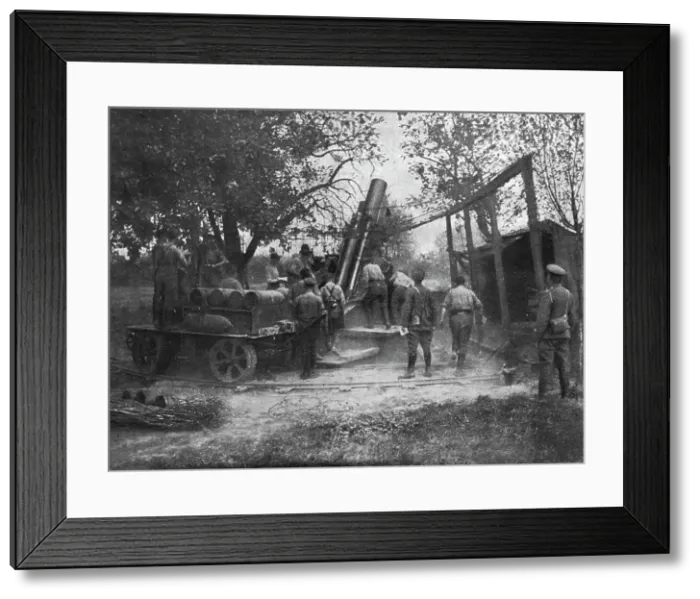 Framed Print : Le haut commandement de L'Armee Anglaise; Piece d'artillerie lourde en action sur... 1916. Creator: Unknown Framed Print : Le haut commandement de L'Armee Anglaise; Piece d'artillerie lourde en action sur... 1916. Creator: Unknown