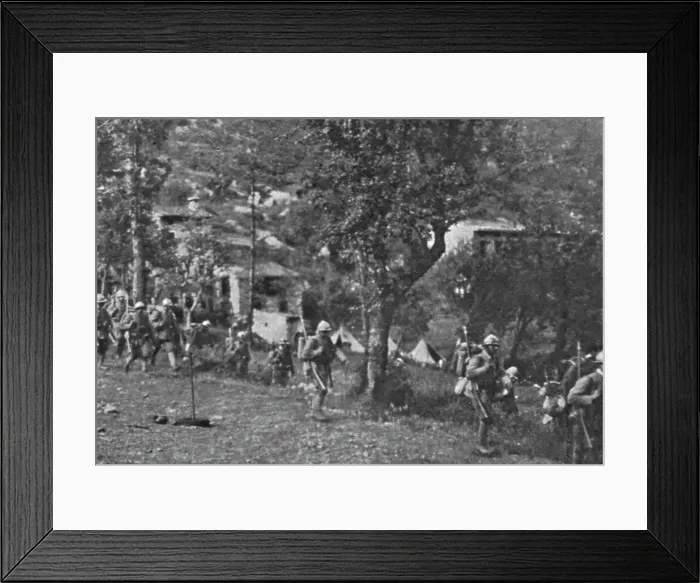Framed Print : Sur le front Italien; Soldats italiens en marche vers les lignes avancees du Val d'Astico, 1916. Creator: Unknown Framed Print : Sur le front Italien; Soldats italiens en marche vers les lignes avancees du Val d'Astico, 1916. Creator: Unknown