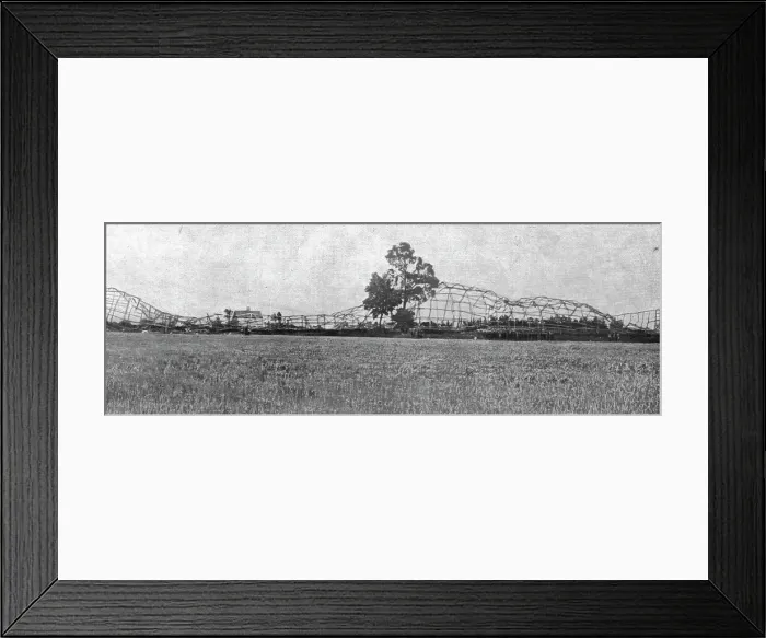 Framed Print : Les deux derniers zeppelins abattus par les Anglais; Le carcasse du L33, avarie et... 1916. Creator: Unknown Framed Print : Les deux derniers zeppelins abattus par les Anglais; Le carcasse du L33, avarie et... 1916. Creator: Unknown