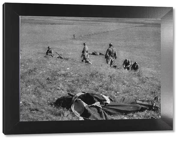 La Campagne Macedonienne; Les cavaliers serbes a pied se deploient en ligne de... 1916. Creator: Unknown