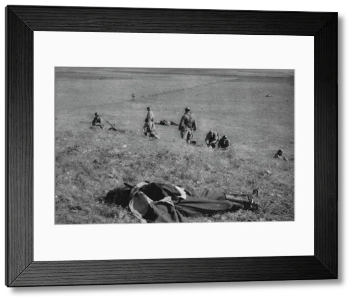 Framed Print : La Campagne Macedonienne; Les cavaliers serbes a pied se deploient en ligne de... 1916. Creator: Unknown Framed Print : La Campagne Macedonienne; Les cavaliers serbes a pied se deploient en ligne de... 1916. Creator: Unknown