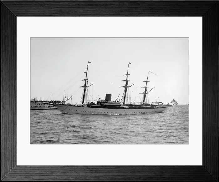 Framed Print : American, America's Cup races, 1901, 1901. Creator: Johns Johnston Framed Print : American, America's Cup races, 1901, 1901. Creator: Johns Johnston