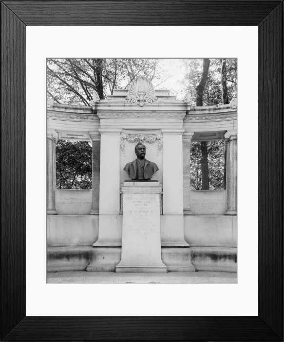 Framed Print : Richard Morris Hunt Monument, New York, N.Y. between 1900 and 1910. Creator: Unknown Framed Print : Richard Morris Hunt Monument, New York, N.Y. between 1900 and 1910. Creator: Unknown
