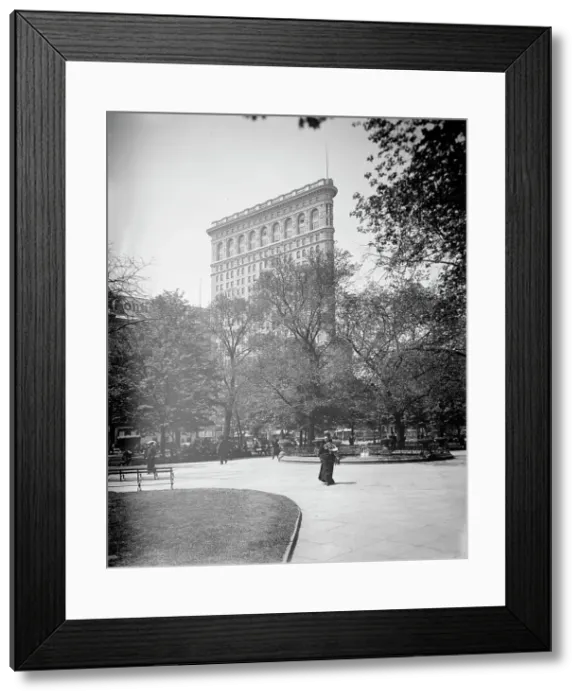 Framed Print : Flatiron Building from Madison Square Park, New York, N.Y. between 1902 and 1910. Creator: Unknown Framed Print : Flatiron Building from Madison Square Park, New York, N.Y. between 1902 and 1910. Creator: Unknown