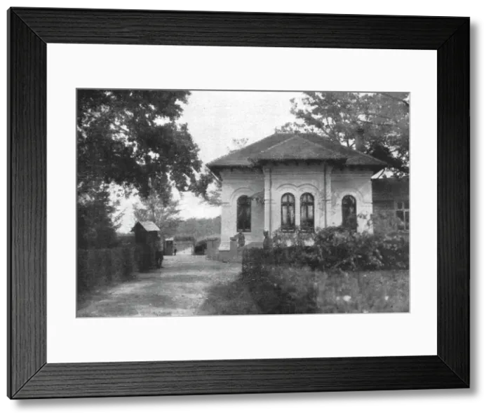 Framed Print : Au quartier general du roi de Roumanie; le pavillon de chasse roi Ferdinandet le prince... 1916. Creator: Unknown Framed Print : Au quartier general du roi de Roumanie; le pavillon de chasse roi Ferdinandet le prince... 1916. Creator: Unknown