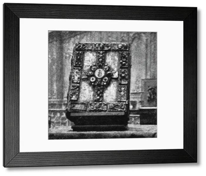 Framed Print : L'Exposition des oeuvres d'art mutilees ou provenant des regions devastees... 1916. Creator: Unknown Framed Print : L'Exposition des oeuvres d'art mutilees ou provenant des regions devastees... 1916. Creator: Unknown