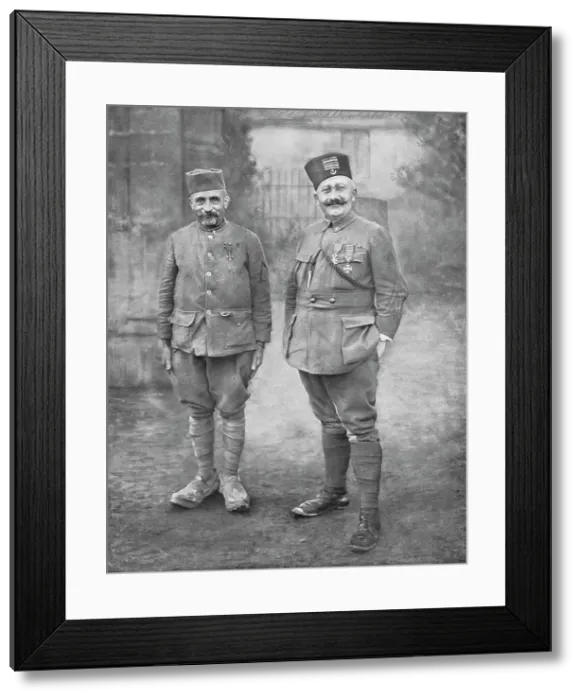 Framed Print : Le lieutenant-colonel Richaud et le doyen du 4e zouaves, 1916. Creator: Unknown Framed Print : Le lieutenant-colonel Richaud et le doyen du 4e zouaves, 1916. Creator: Unknown