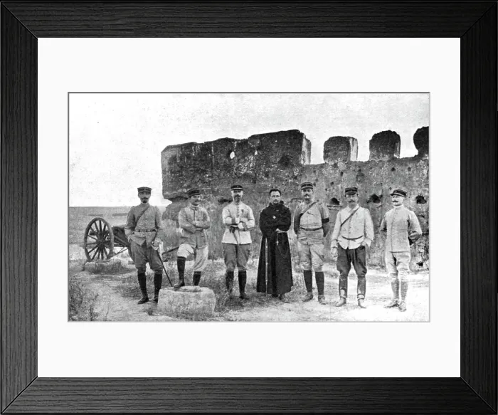 Framed Print : Le commandant et les officiers du 1er bataillon colonial du Maroc, sur une terrasse... 1914. Creator: Unknown Framed Print : Le commandant et les officiers du 1er bataillon colonial du Maroc, sur une terrasse... 1914. Creator: Unknown