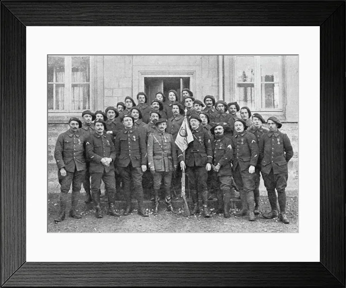 Framed Print : Le capitaine Desombourg au milieu d'un groupe du 116e bataillon de chasseurs alpins, 1916. Creator: Unknown Framed Print : Le capitaine Desombourg au milieu d'un groupe du 116e bataillon de chasseurs alpins, 1916. Creator: Unknown