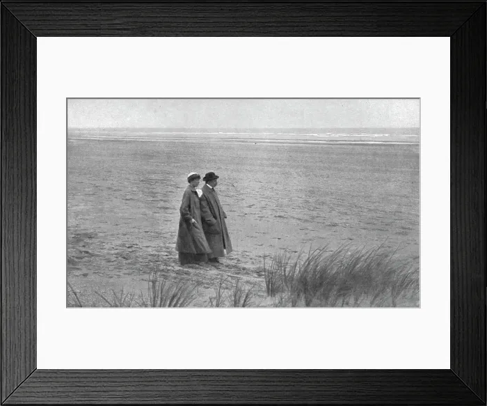 Framed Print : La reine Elisabeth et le grand poete national Emile Verhaeren, sur le dernier rivage libre... 1916 Creator: Unknown Framed Print : La reine Elisabeth et le grand poete national Emile Verhaeren, sur le dernier rivage libre... 1916 Creator: Unknown