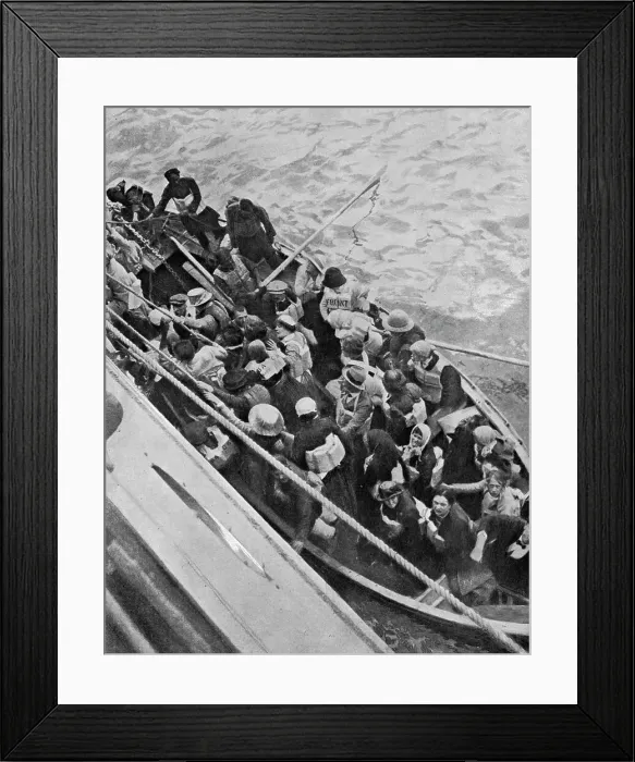 Framed Print : Le torpillage du paquebot Arabia'; un canot de passagers du paquebot-poste... 1916. Creator: Unknown. Le torpillage du paquebot Arabia'; un canot de passagers du paquebot-poste... 1916. Creator: Unknown Framed Print : Le torpillage du paquebot Arabia'; un canot de passagers du paquebot-poste... 1916. Creator: Unknown. Le torpillage du paquebot Arabia'; un canot de passagers du paquebot-poste... 1916. Creator: Unknown