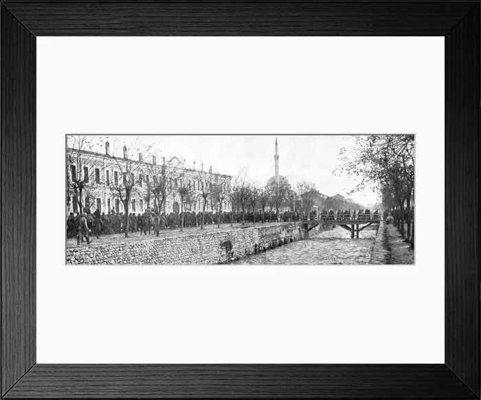 Framed Print : Les allies a Monastir; defile de prisonniers bulgares, le 19 novembre, sur les quais de... 1916. Creator: Unknown