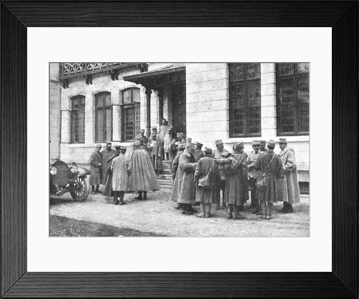 Framed Print : Sur le front Roumain; devant le quartier general : officiers interrogeant des prisonniers... 1916. Creator: Unknown Framed Print : Sur le front Roumain; devant le quartier general : officiers interrogeant des prisonniers... 1916. Creator: Unknown