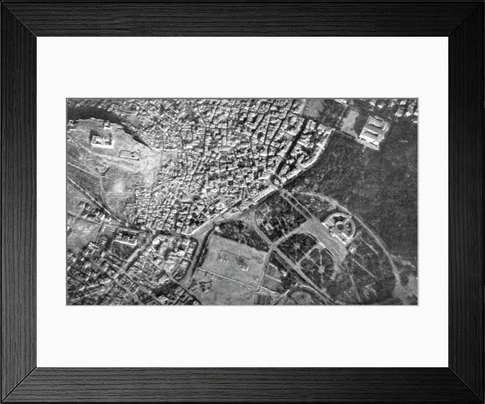 Framed Print : Athenes vue en avion; L'Acropole. Le Zappeion et le Palais de Roi, 1916. Creator: Unknown Framed Print : Athenes vue en avion; L'Acropole. Le Zappeion et le Palais de Roi, 1916. Creator: Unknown