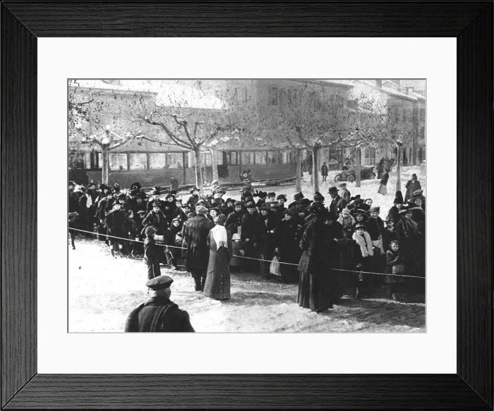 Framed Print : Les rapatries du Nord de la France a annemasse (Haute-Savoie); une arrivee de... 1916. Creator: Unknown Framed Print : Les rapatries du Nord de la France a annemasse (Haute-Savoie); une arrivee de... 1916. Creator: Unknown