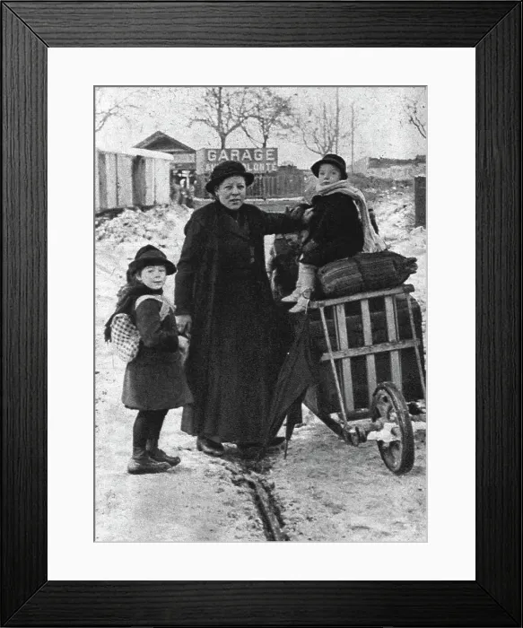 Framed Print : Les rapatries du Nord de la France a annemasse (Haute-Savoie); une famille qui a... 1916. Creator: Unknown Framed Print : Les rapatries du Nord de la France a annemasse (Haute-Savoie); une famille qui a... 1916. Creator: Unknown
