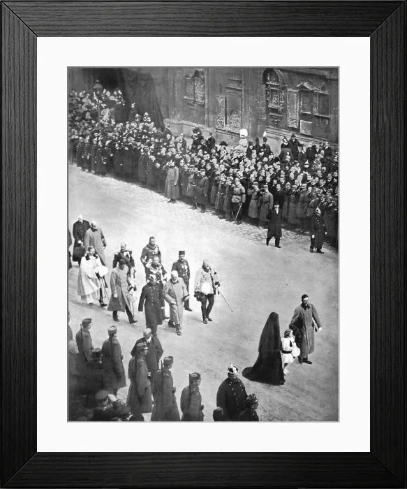 Framed Print : Derriere le cercueil de Francois-Joseph; le nouveau couple imperial, suivi de souverains... 1916. Creator: Unknown Framed Print : Derriere le cercueil de Francois-Joseph; le nouveau couple imperial, suivi de souverains... 1916. Creator: Unknown