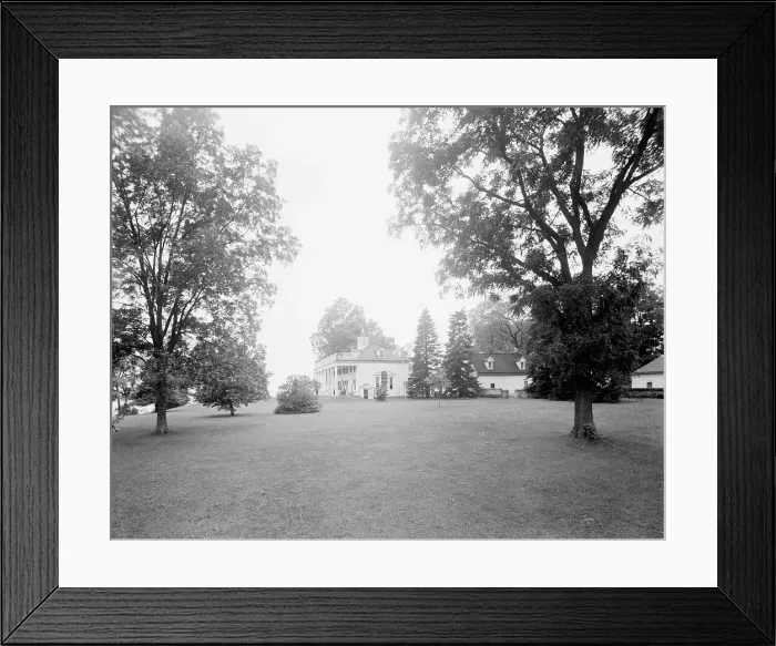 Framed Print : S.E. view of the mansion, Mt. Vernon, Va. between 1900 and 1915. Creator: Unknown Framed Print : S.E. view of the mansion, Mt. Vernon, Va. between 1900 and 1915. Creator: Unknown
