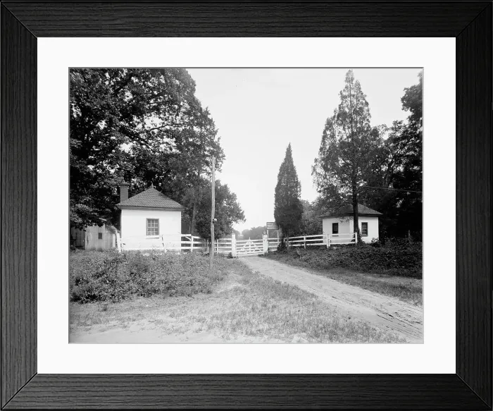 Framed Print : West lodge gate, Mt. Vernon, Va. between 1900 and 1915. Creator: Unknown Framed Print : West lodge gate, Mt. Vernon, Va. between 1900 and 1915. Creator: Unknown