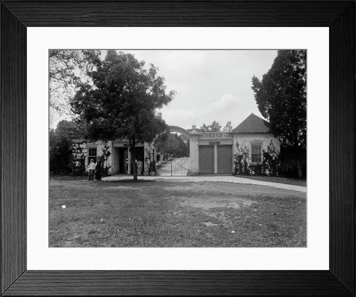 Framed Print : North (Texas) lodge gate, Mt. Vernon, Va. between 1900 and 1915. Creator: Unknown Framed Print : North (Texas) lodge gate, Mt. Vernon, Va. between 1900 and 1915. Creator: Unknown