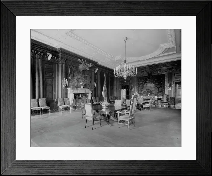 Framed Print : The State Dining Room, White House, Washington, D.C. between 1900 and 1906. Creator: Unknown Framed Print : The State Dining Room, White House, Washington, D.C. between 1900 and 1906. Creator: Unknown
