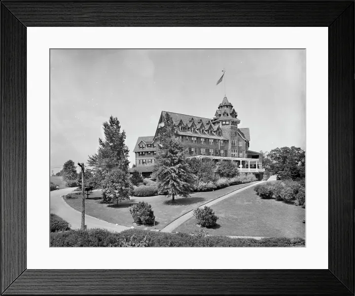 Framed Print : Beautiful Edgewood Inn, Greenwich, Conn. between 1905 and 1915. Creator: Unknown Framed Print : Beautiful Edgewood Inn, Greenwich, Conn. between 1905 and 1915. Creator: Unknown