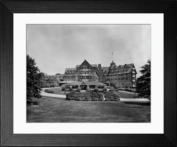 Framed Print : Beautiful Edgewood Inn, Greenwich, Conn. between 1905 and 1915. Creator: Unknown Framed Print : Beautiful Edgewood Inn, Greenwich, Conn. between 1905 and 1915. Creator: Unknown