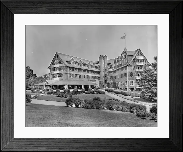 Framed Print : Beautiful Edgewood Inn, Greenwich, Conn. between 1905 and 1915. Creator: Unknown Framed Print : Beautiful Edgewood Inn, Greenwich, Conn. between 1905 and 1915. Creator: Unknown