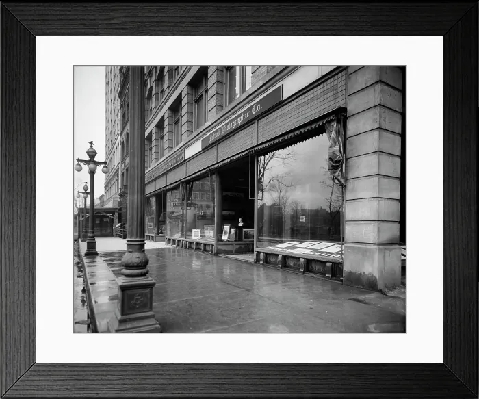Framed Print : Detroit Photographic Company galleries, Detroit, Mich. between 1905 and 1915. Creator: Unknown Framed Print : Detroit Photographic Company galleries, Detroit, Mich. between 1905 and 1915. Creator: Unknown