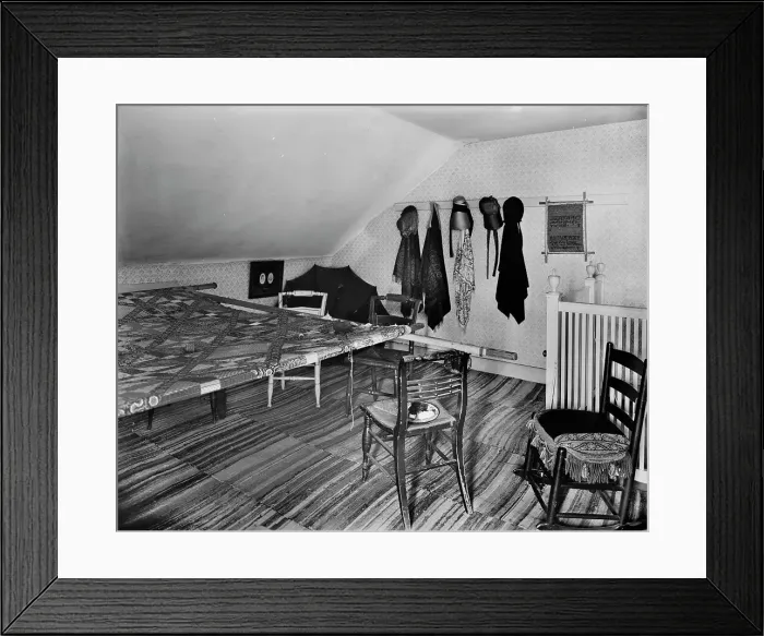 Framed Print : The Quilting room, Washington's headquarters (i.e. Morris-Jumel mansion), N.Y. c1905-1915. Creator: Unknown Framed Print : The Quilting room, Washington's headquarters (i.e. Morris-Jumel mansion), N.Y. c1905-1915. Creator: Unknown