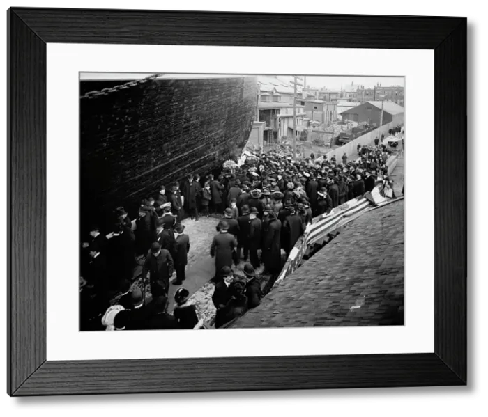 Framed Print : Launch of the Chattanooga, between 1900 and 1905. Creator: Unknown Framed Print : Launch of the Chattanooga, between 1900 and 1905. Creator: Unknown