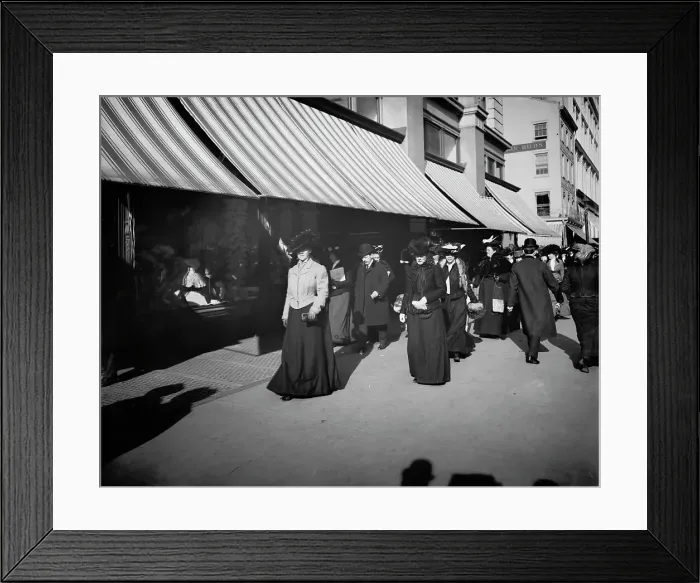 Framed Print : Christmas shoppers on Sixth Avenue, New York, New York, between 1900 and 1905. Creator: Unknown Framed Print : Christmas shoppers on Sixth Avenue, New York, New York, between 1900 and 1905. Creator: Unknown