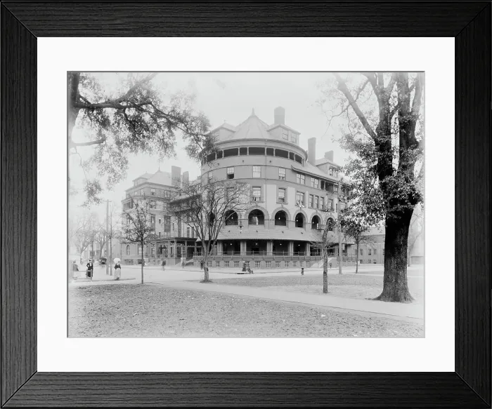 Framed Print : Hotel De Soto, Savannah, Ga. between 1880 and 1901. Creator: Unknown Framed Print : Hotel De Soto, Savannah, Ga. between 1880 and 1901. Creator: Unknown