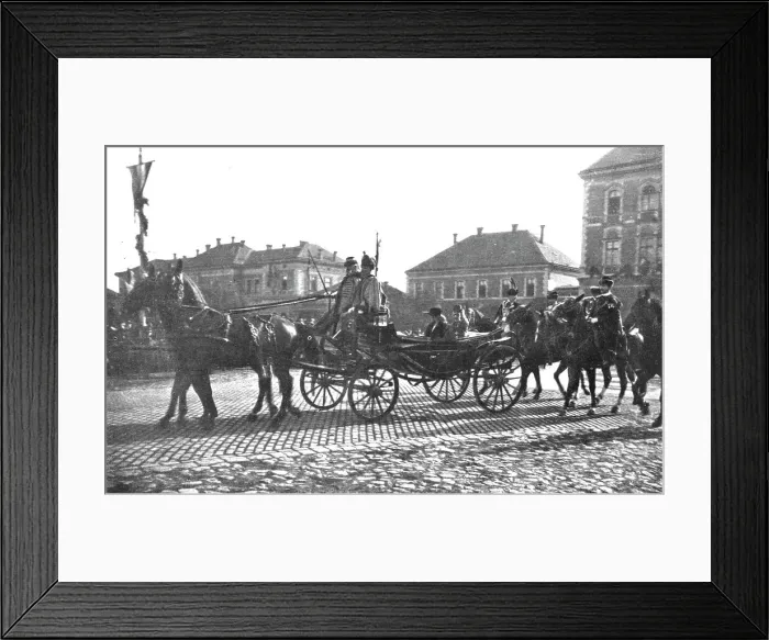Framed Print : La Chute des Habsbourg; Les dernieres joies du pouvoir; l'empereur Charles, roi de Hongrie, et l'i Creator: Unknown Framed Print : La Chute des Habsbourg; Les dernieres joies du pouvoir; l'empereur Charles, roi de Hongrie, et l'i Creator: Unknown