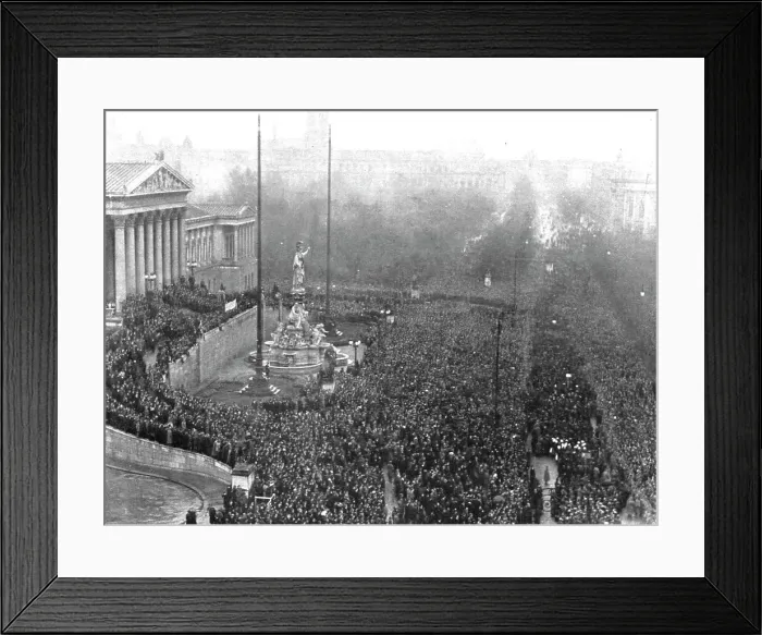 Framed Print : La Chute des Habsbourg; Proclamation de la Republique de l'Autriche allemande, devant... 1918. Creator: Unknown Framed Print : La Chute des Habsbourg; Proclamation de la Republique de l'Autriche allemande, devant... 1918. Creator: Unknown