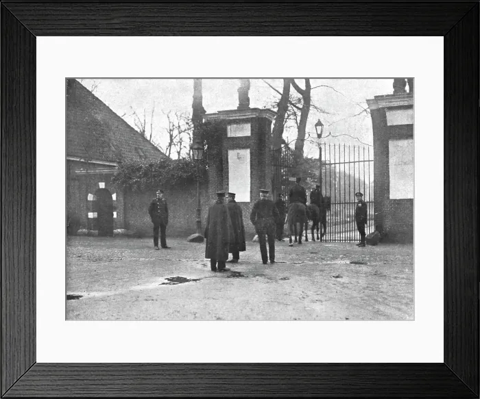 Framed Print : Dechu; A la grille du parc d'Amerongen; releve de la police montee hollandaise... 1918. Creator: Unknown Framed Print : Dechu; A la grille du parc d'Amerongen; releve de la police montee hollandaise... 1918. Creator: Unknown