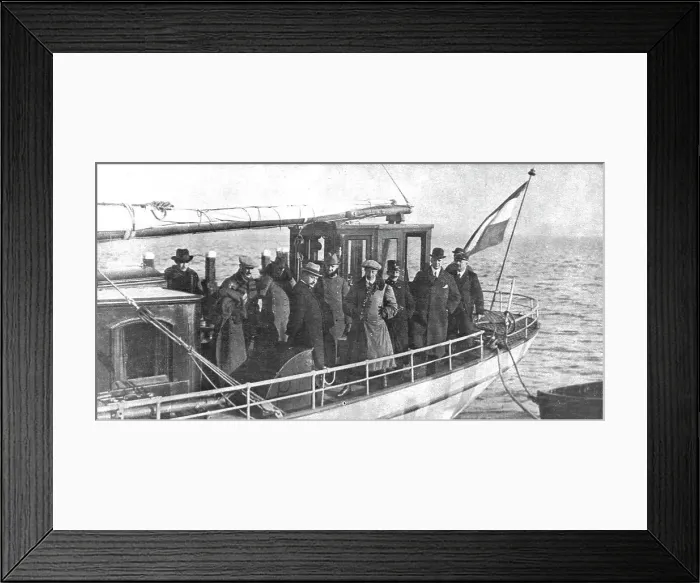 Framed Print : En Exil; L'ex-kronprinz sur le bateau le conduisant a l'ile de Wieringen. L'ancien... 1918. Creator: Unknown Framed Print : En Exil; L'ex-kronprinz sur le bateau le conduisant a l'ile de Wieringen. L'ancien... 1918. Creator: Unknown