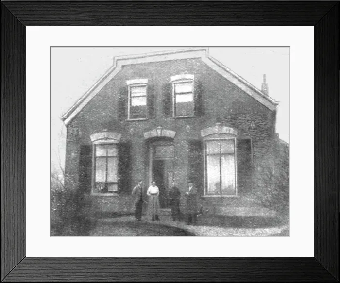 Framed Print : En Exil; La maisondu kronprinz a Oosterland, moins somptueuse que le chateau d'Amerongen, 1918. Creator: Unknown Framed Print : En Exil; La maisondu kronprinz a Oosterland, moins somptueuse que le chateau d'Amerongen, 1918. Creator: Unknown