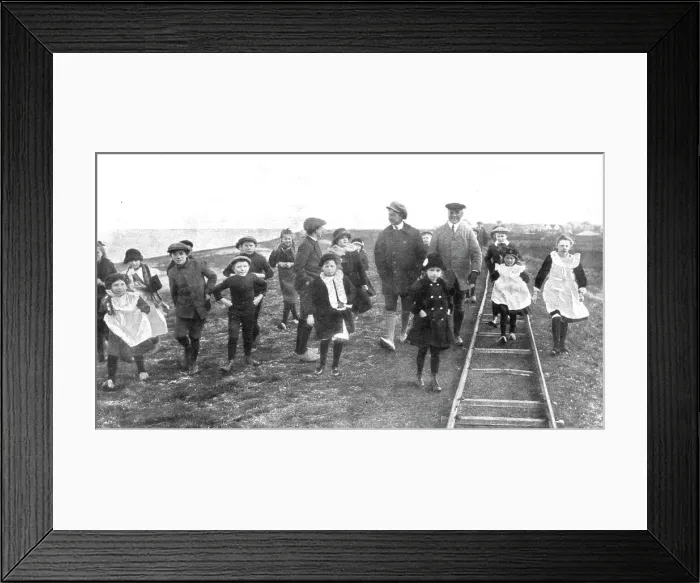 Framed Print : En Exil; L'ex-kronprinz en promenade dans l'ile de Wieringen, avec la bande d'enfants... 1918. Creator: Unknown