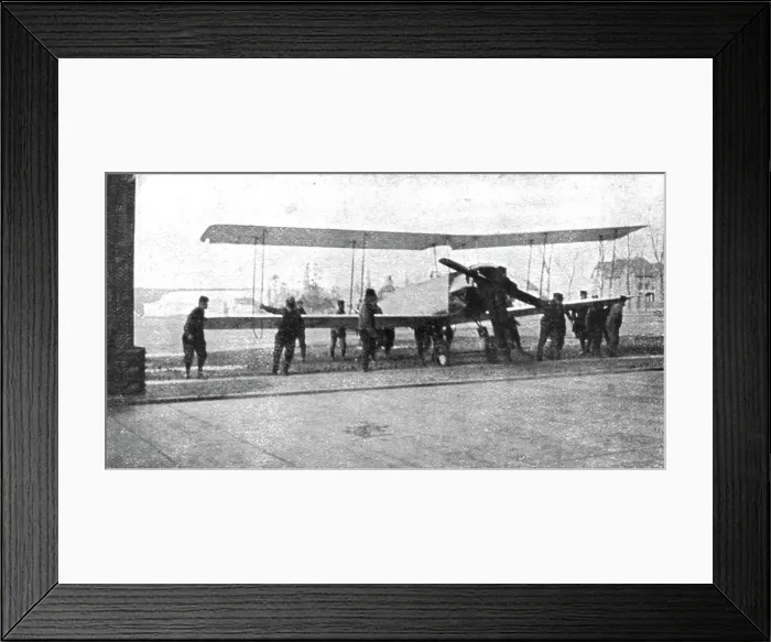 Framed Print : Ceux de l'air et ceux de la route; Un raid Anglais sur Friedrichshafe... 1914. Creator: Unknown Framed Print : Ceux de l'air et ceux de la route; Un raid Anglais sur Friedrichshafe... 1914. Creator: Unknown