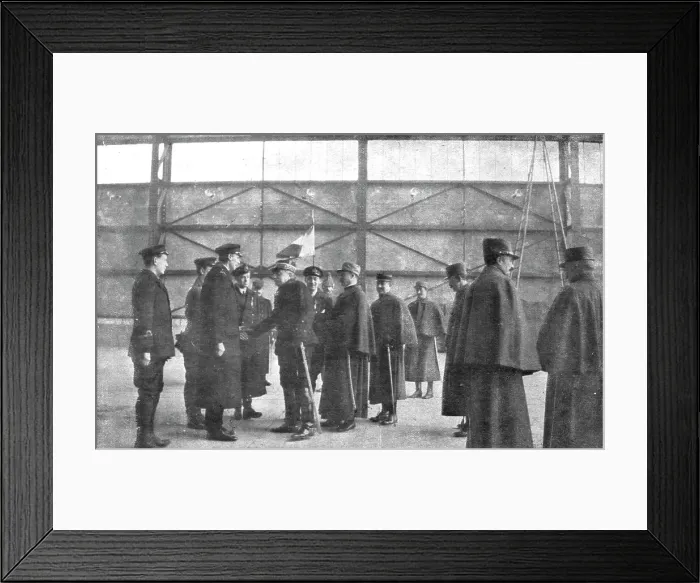 Framed Print : Ceux de l'air et ceux de la route; Un raid Anglais sur Friedrichshafe... 1914. Creator: Unknown Framed Print : Ceux de l'air et ceux de la route; Un raid Anglais sur Friedrichshafe... 1914. Creator: Unknown