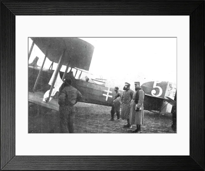Framed Print : La Capitulation Allemande; Le depart du capitaine allemand von Geyer qui, le 11 novembre... 1918. Creator: Unknown Framed Print : La Capitulation Allemande; Le depart du capitaine allemand von Geyer qui, le 11 novembre... 1918. Creator: Unknown